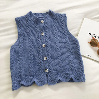 Kootud naiste vest nööpide ja ümara kaelusega