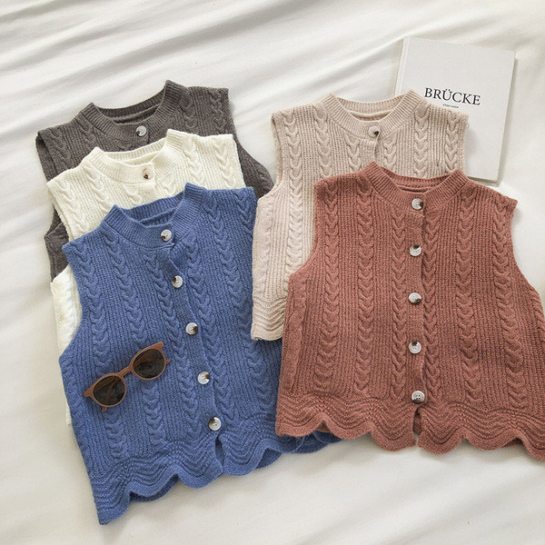 Kootud naiste vest nööpide ja ümara kaelusega