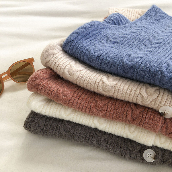 Kootud naiste vest nööpide ja ümara kaelusega