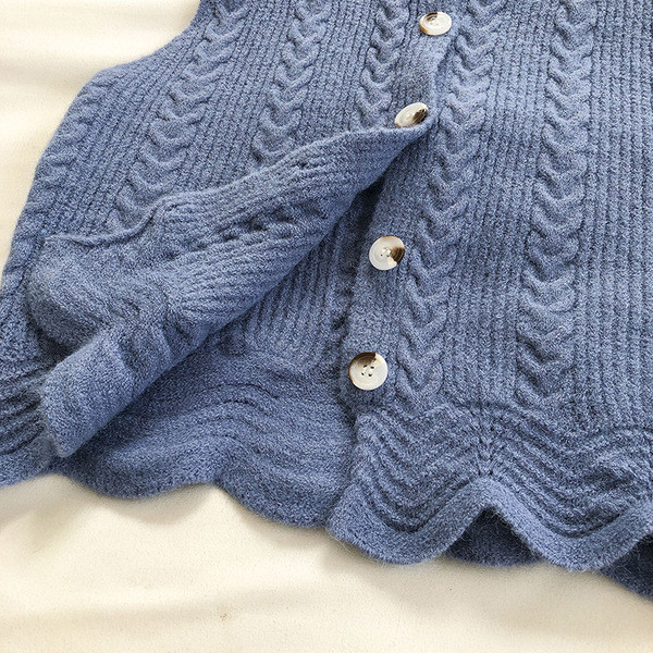 Kootud naiste vest nööpide ja ümara kaelusega