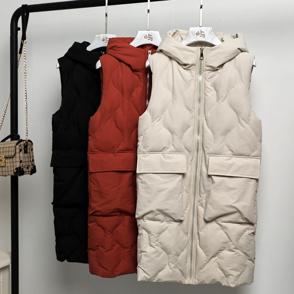 Naiste sügisvest suurte taskute ja kapuutsiga