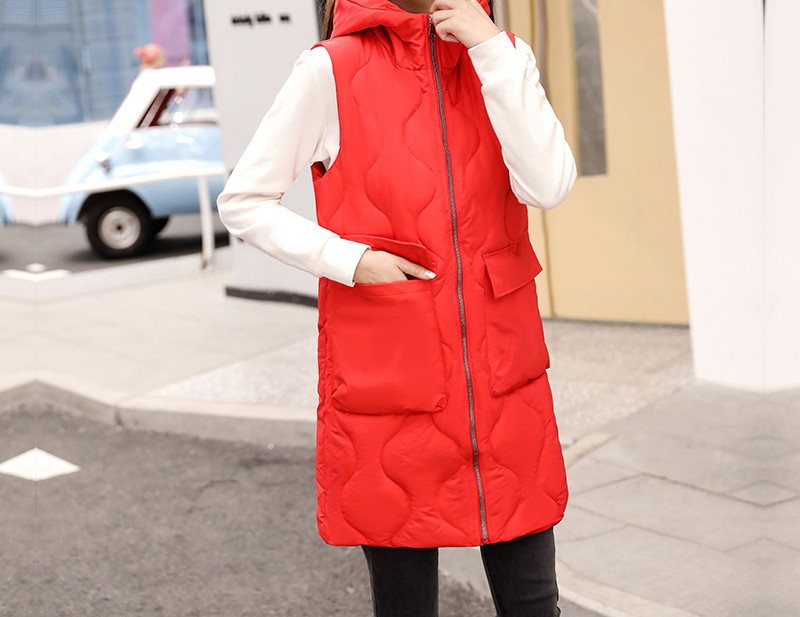 Naiste sügisvest suurte taskute ja kapuutsiga