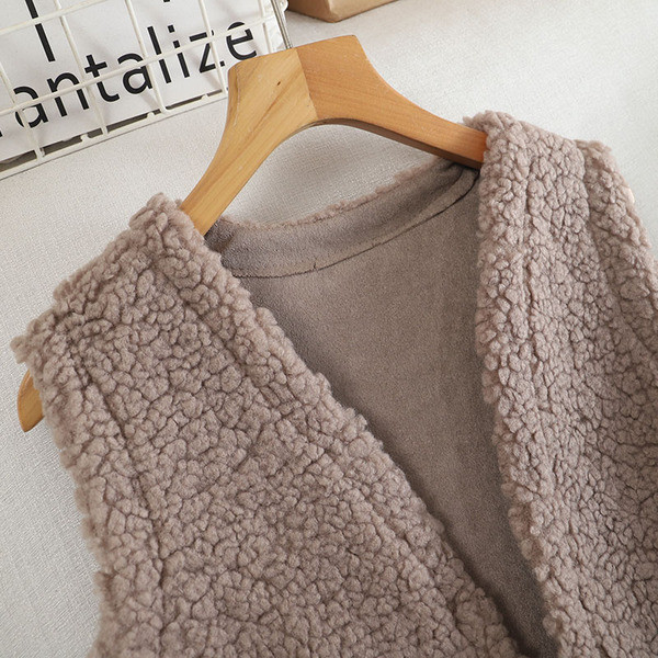 Ženski puhasti prsluk s V izrezom