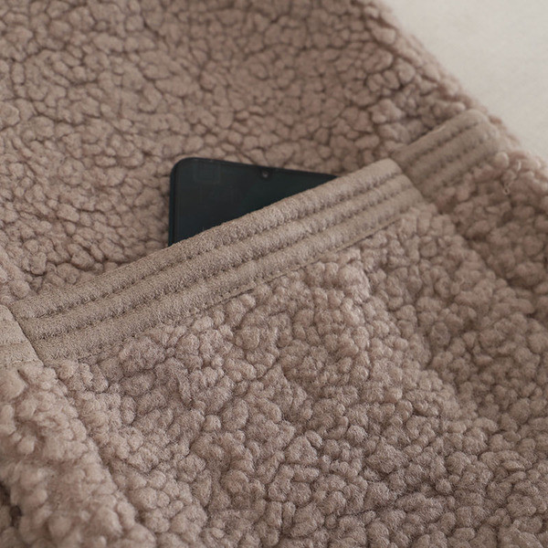 Ženski puhasti prsluk s V izrezom