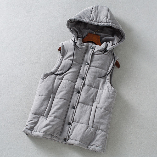 Tepitud soe vest nööpide ja kapuutsiga