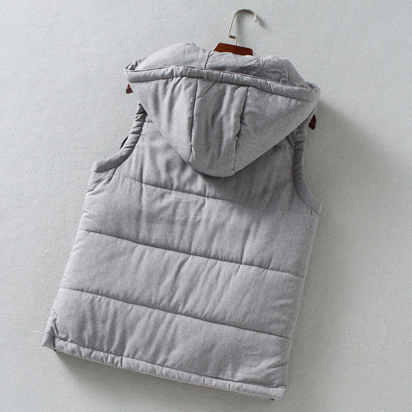 Tepitud soe vest nööpide ja kapuutsiga