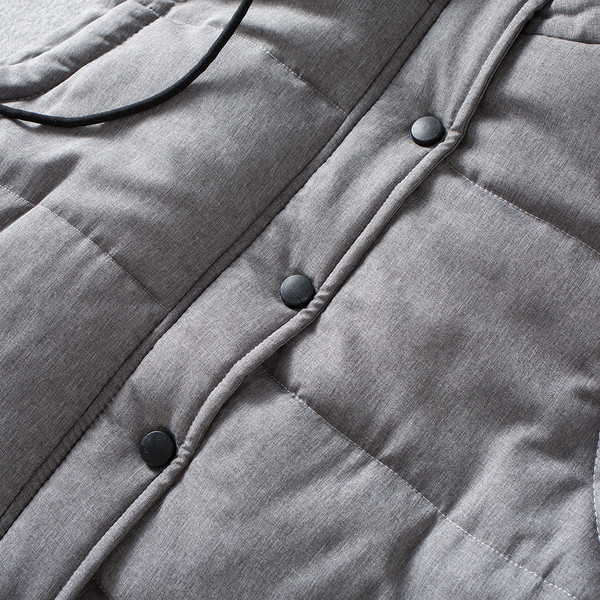 Tepitud soe vest nööpide ja kapuutsiga