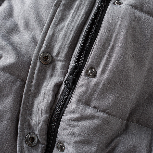 Tepitud soe vest nööpide ja kapuutsiga