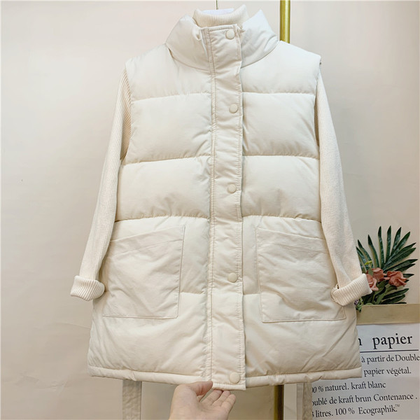 Ležeran ženski prsluk s gumbima i visokim ovratnikom