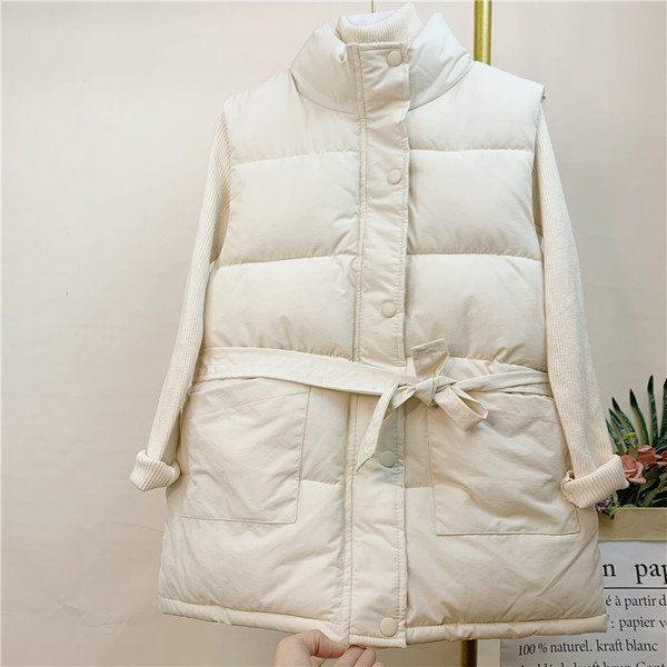 Ležeran ženski prsluk s gumbima i visokim ovratnikom