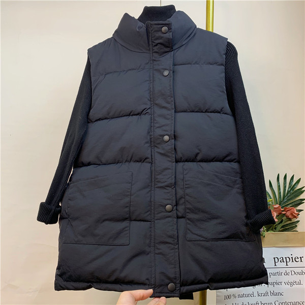 Ležeran ženski prsluk s gumbima i visokim ovratnikom