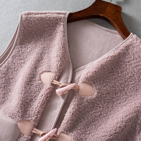 Naiste nööpidega sulevest