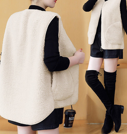 Moteriška pūkinė liemenė su ovalia apykakle ir užtrauktuku