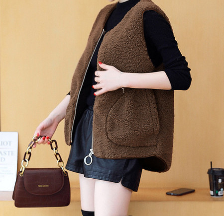 Moteriška pūkinė liemenė su ovalia apykakle ir užtrauktuku