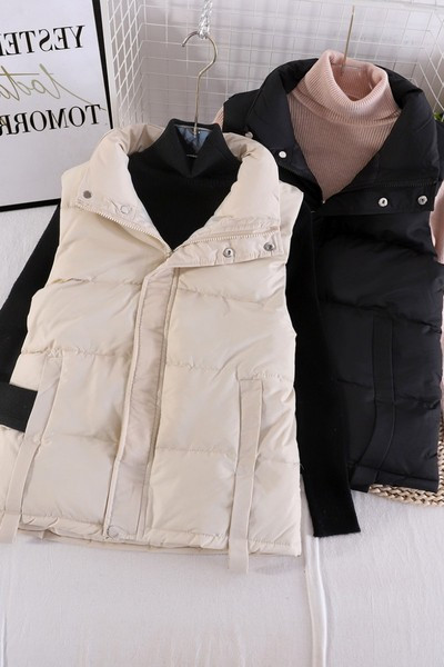 Nööpide ja kõrge kraega naiste vest