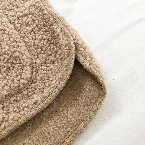 Ženski puhasti prsluk s džepovima i špic izrezom