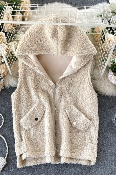 Minkšta moteriška liemenė su užtrauktuku ir gobtuvu