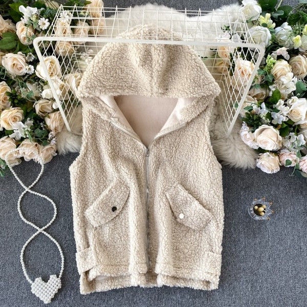 Minkšta moteriška liemenė su užtrauktuku ir gobtuvu