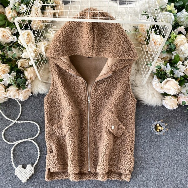 Minkšta moteriška liemenė su užtrauktuku ir gobtuvu