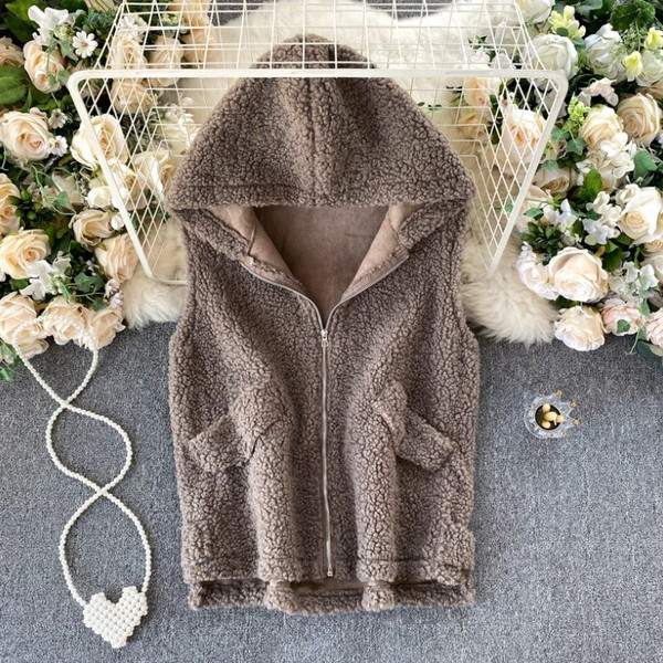 Minkšta moteriška liemenė su užtrauktuku ir gobtuvu