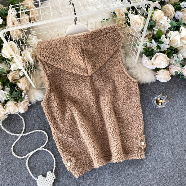 Minkšta moteriška liemenė su užtrauktuku ir gobtuvu