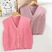 Naiste kootud vest nööpide ja spitsikaelusega