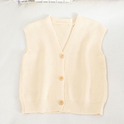 Naiste kootud vest nööpide ja spitsikaelusega