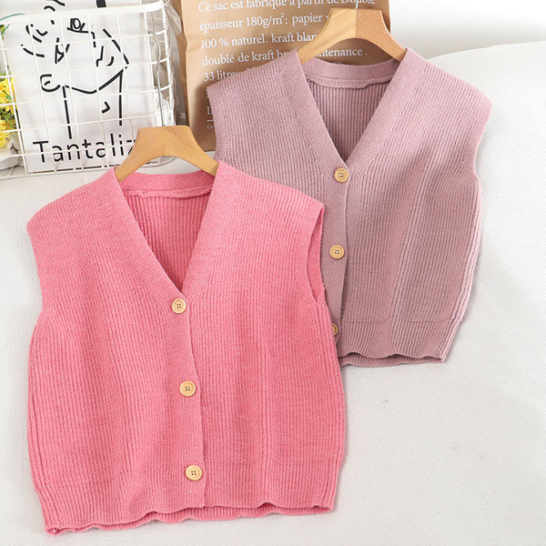 Naiste kootud vest nööpide ja spitsikaelusega