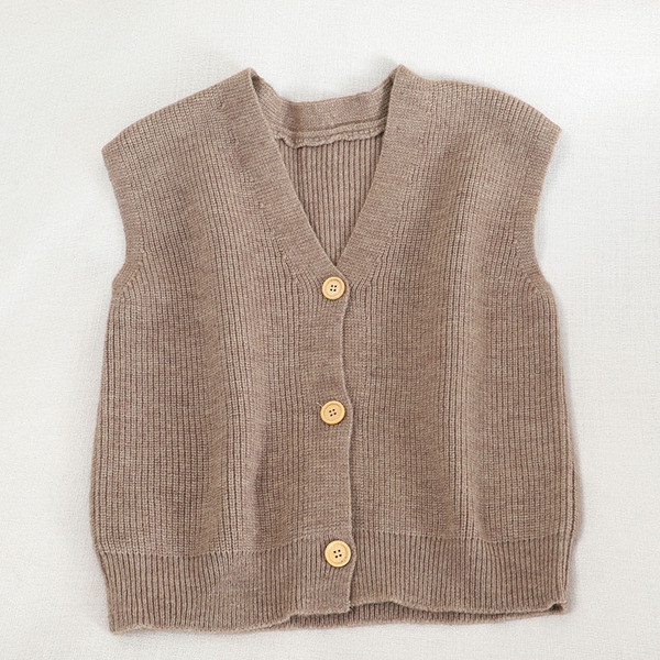 Naiste kootud vest nööpide ja spitsikaelusega