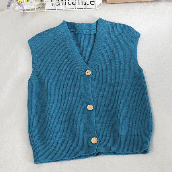 Naiste kootud vest nööpide ja spitsikaelusega