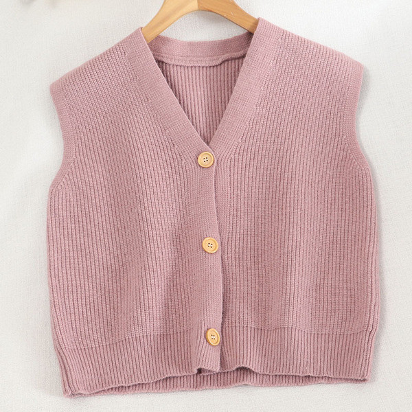 Naiste kootud vest nööpide ja spitsikaelusega