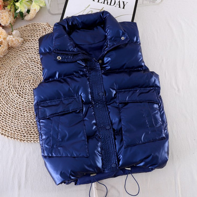 Naiste kõrge krae ja nööpidega vest