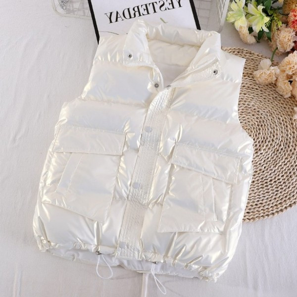 Naiste kõrge krae ja nööpidega vest