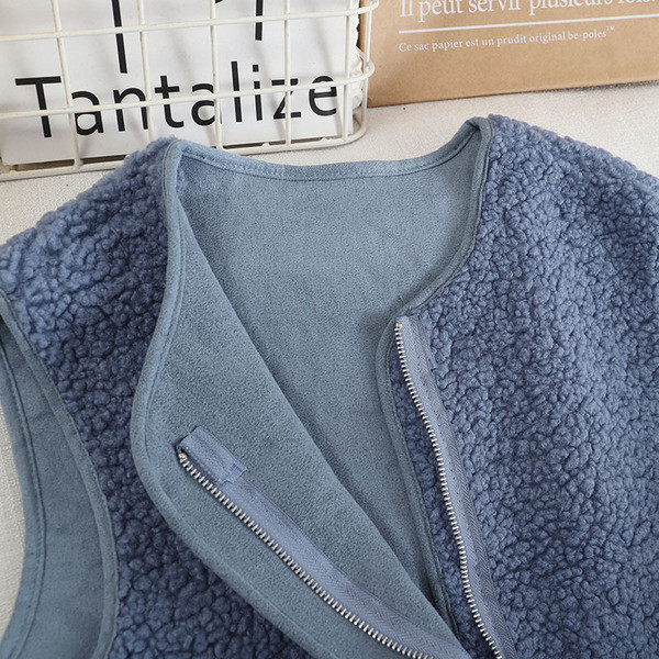 Moodne naiste vest luku ja taskutega