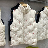 Naiste kõrge krae ja lukuga vest