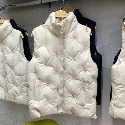 Naiste kõrge krae ja lukuga vest