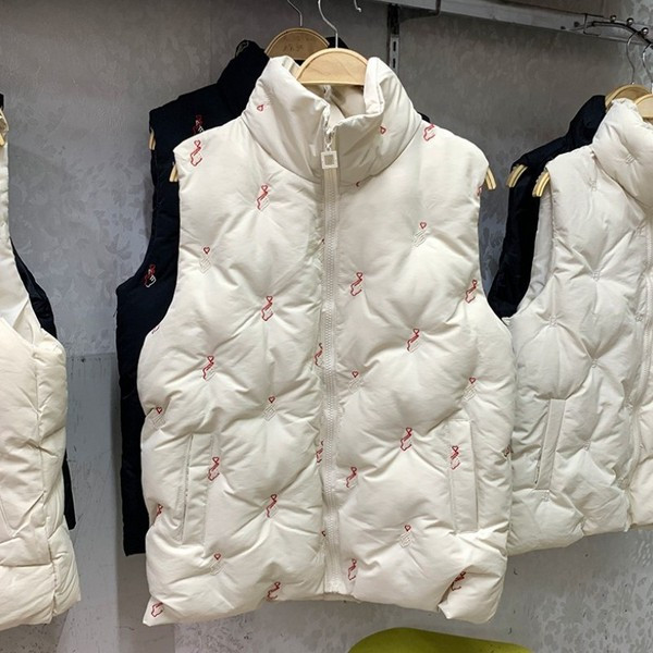 Naiste kõrge krae ja lukuga vest