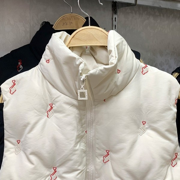 Naiste kõrge krae ja lukuga vest