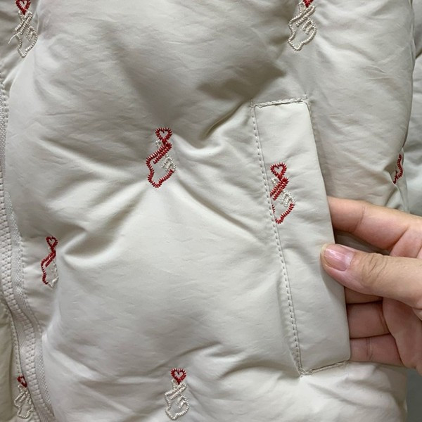 Naiste kõrge krae ja lukuga vest