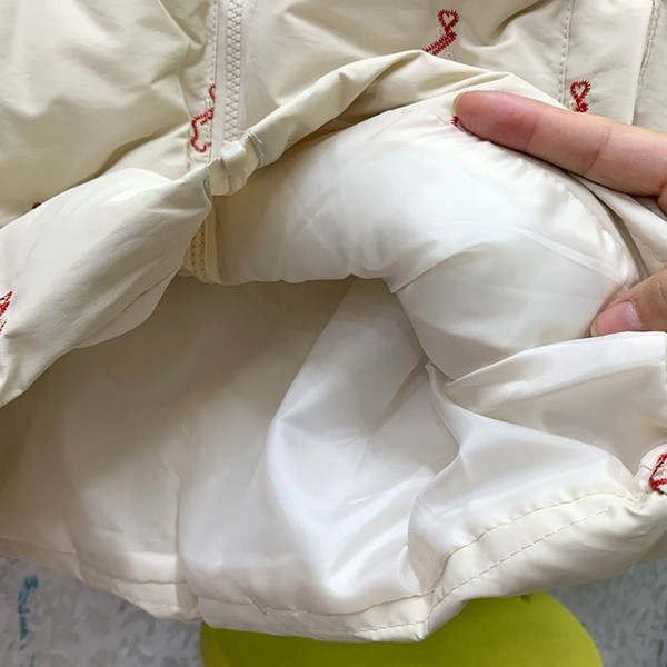 Naiste kõrge krae ja lukuga vest