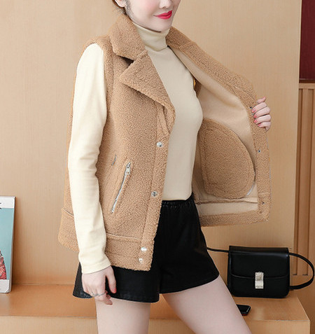 Naiste kaasaegne V-kujulise krae ja taskutega vest