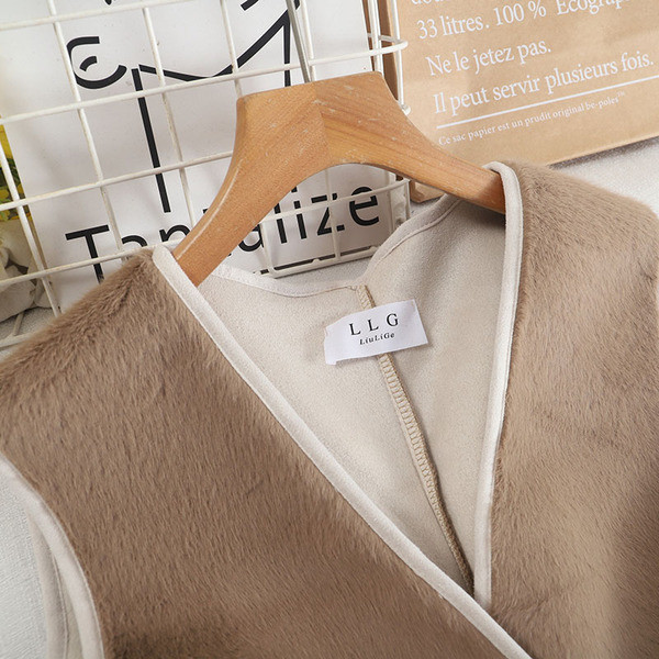 Moodne naiste vest V-kaelusega ja taskutega