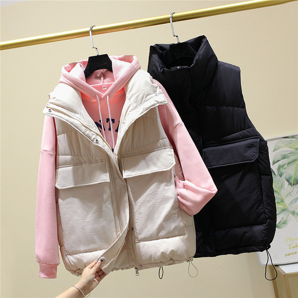 Sportinė - laisvalaikio moteriška liemenė su kišenėmis ir užtrauktuku