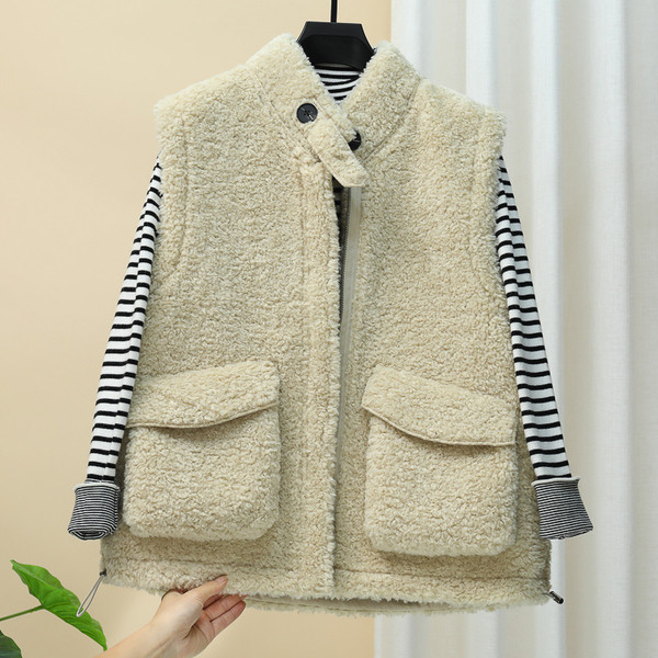 Novi model ženskog mekanog prsluka sa polo kragnom i džepovima