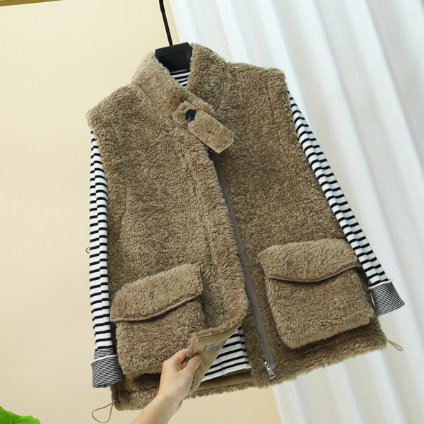 Novi model ženskog mekanog prsluka sa polo kragnom i džepovima