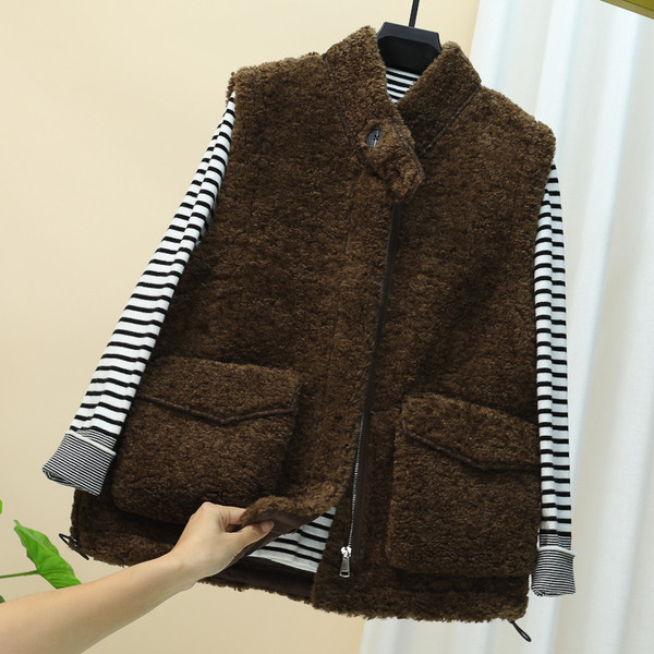 Novi model ženskog mekanog prsluka sa polo kragnom i džepovima