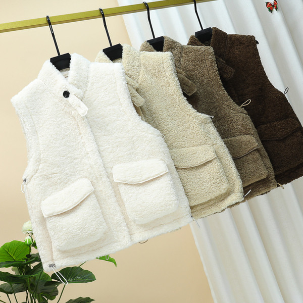 Novi model ženskog mekanog prsluka sa polo kragnom i džepovima