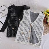 Naiste ruuduline vest kuldsete nööpide ja V-kaelusega