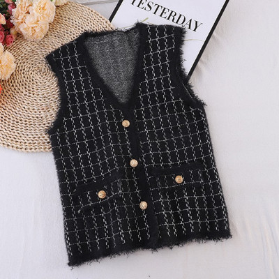 Naiste ruuduline vest kuldsete nööpide ja V-kaelusega