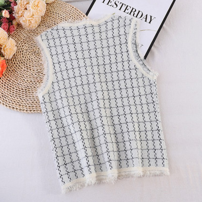 Naiste ruuduline vest kuldsete nööpide ja V-kaelusega